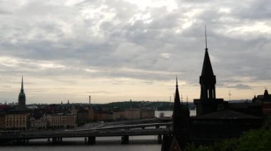 Sodermalm 'den Gamla Stan' in eski Stockholm kasabasının manzarası