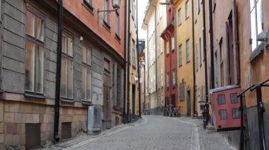 Gamla Stan 'de bir sokaktan eğik. Stockholm' de eski bir kasaba.