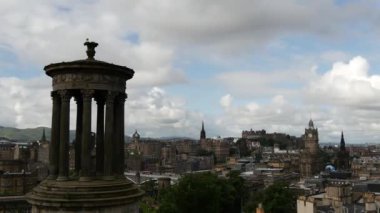 Ön planda Dugald Stewart Anıtı ile Edinburgh üzerinde zaman kaybı