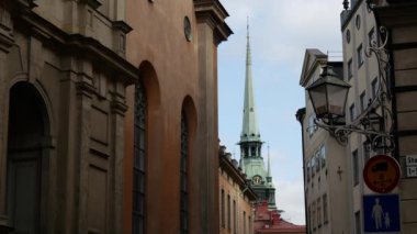 İsveç 'te Stockholm' de Alman Kilisesi ile Gamla Stan Caddesi.