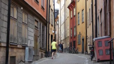 Gamla Stan 'de bir sokakta koşan adam Stockholm' de eski bir kasaba.