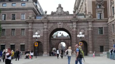 Riksplan Meydanı ve Stockholm 'deki Riksbron Köprüsü kalabalığı