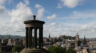 Ön planda Dugald Stewart Anıtı ile Edinburgh 'a bakın.