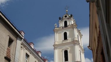 Vilnius Litvanya 'daki St. John Kilisesi' nin çan kulesinden zaman aşımı.