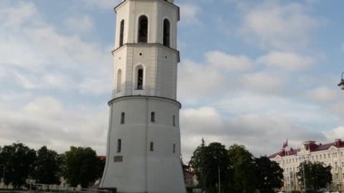 Vilnius Litvanya 'daki Katedral Meydanı' ndaki çan kulesinden eğik.