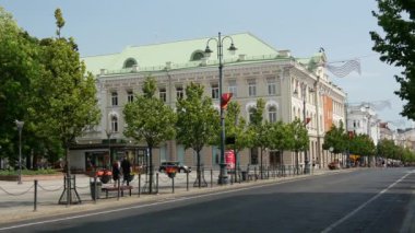 Gediminas Bulvarı Vilnius Litvanya 'daki Katedral Meydanı' na doğru.