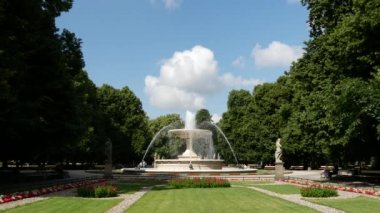 Varşova Polonya 'daki Sakson Bahçesinde Çeşme