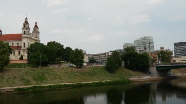 Aziz Raphael Başmelek Kilisesi ve Vilnius Litvanya 'daki Neris Nehri