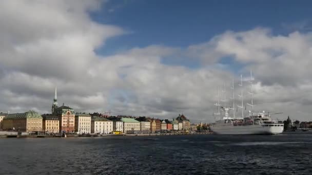 Tijd Verstrijken Van Cruiseschip Wind Surf Aankomst Gamla Stan Stockholm — Stockvideo