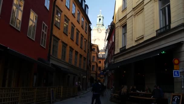 Incline Para Uma Rua Gamla Stan Com Igreja Palácio Real — Vídeo de Stock