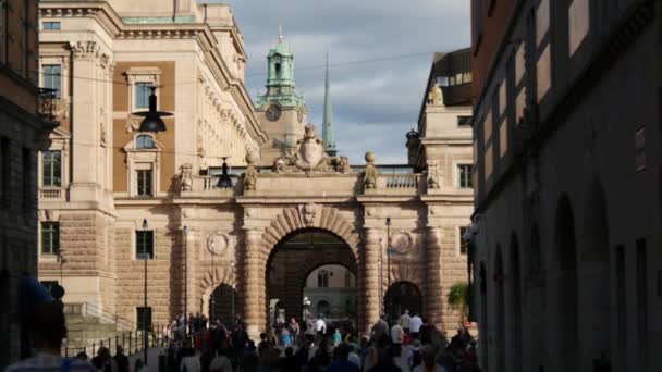 Multitud Plaza Riksplan Puente Riksbron Estocolmo Suecia — Vídeos de Stock