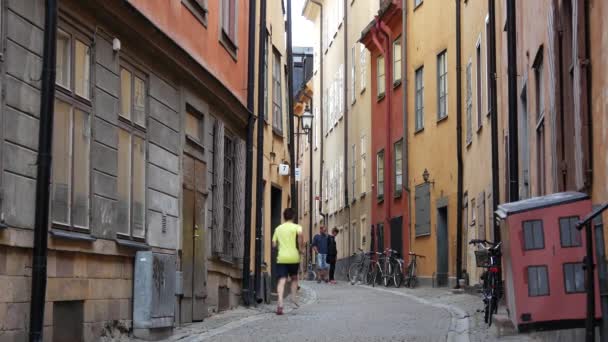 Man Running Street Gamla Stan Παλιά Πόλη Στοκχόλμη Σουηδία — Αρχείο Βίντεο