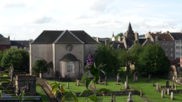 스코틀랜드의 마을에 교회로 가져가는 초점을 맞추라 — 비디오