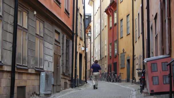 Mężczyzna Spacerujący Ulicą Gamla Stan Stare Miasto Sztokholm Szwecja — Wideo stockowe