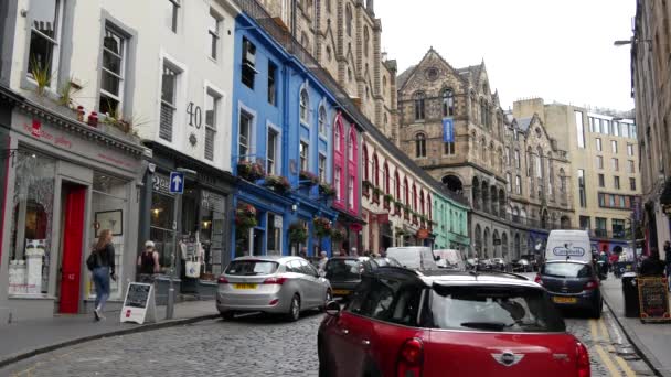 Mini Cooper Passeert Grassmarket Edinburgh Schotland — Stockvideo