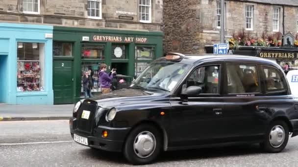 Mini Cooper Περνώντας Γύρω Από Την Αγορά Grassmarket Στο Εδιμβούργο — Αρχείο Βίντεο