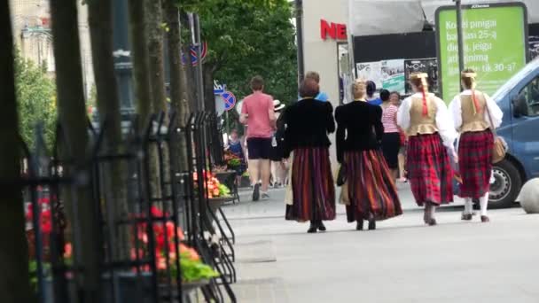 Flickor Traditionella Kläder Går Gediminas Avenue Mot Katedralstorget Vilnius Litauen — Stockvideo