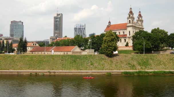 Église Raphaël Archange Rivière Neris Vilnius Lituanie — Video