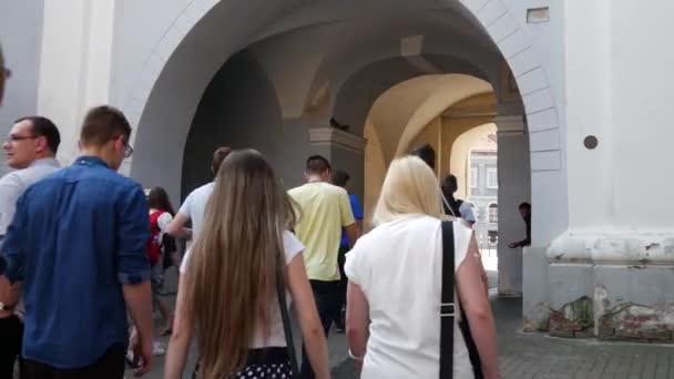 Incline Grupo Pessoas Para Portão Alvorada Vilnius Lituânia — Vídeo de Stock