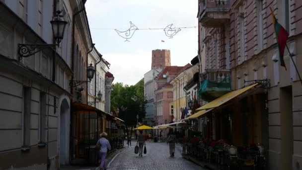 Gente Caminando Por Calle Del Casco Antiguo Vilna Lituania — Vídeos de Stock