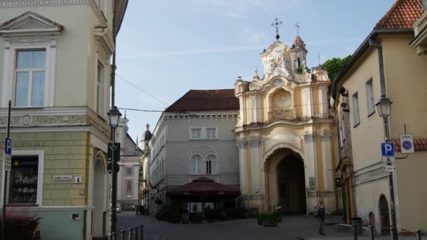 Церковь Святой Троицы Василианские Ворота Вильнюсе — стоковое видео
