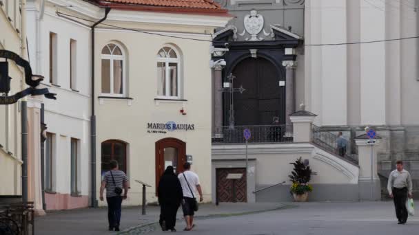 Nun Caminhando Rua Cidade Velha Vilnius Lituânia — Vídeo de Stock