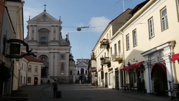 Man Wandelend Met Koffer Oude Stad Van Vilnius Litouwen — Stockvideo