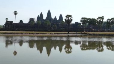 Angkor Wat 'ın parlak güneşli bir günde gölde yansıması var