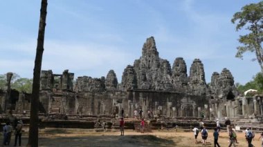 Angkor Wat Kamboçya 'daki Bayon Khmer tapınağına doğru yürüyen büyük bir turist grubu.