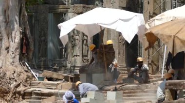 Angkor Wat Kamboçya 'daki Bayon Khmer tapınağında inşaat işi var.