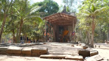 Angkor Wat Kamboçya 'da büyük Buda ve bayraklı bir tapınak.