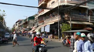 Phnom Penh Kamboçya şehir merkezindeki işlek sokak manzarası