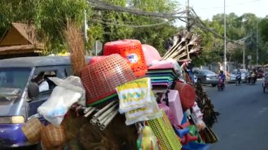 Phnom Penh Kamboçya şehir merkezinden ev eşyalarıyla geçen bir araba.