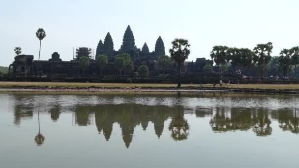 Angkor Wat Com Reflexão Lago Dia Ensolarado Brilhante — Vídeo de Stock