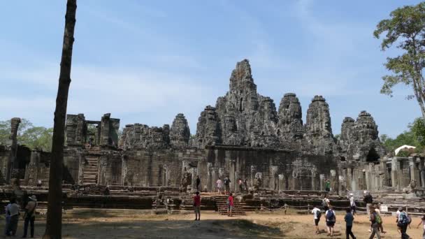 アンコールワット カンボジアのバイヨン クメール寺院に向かって歩く観光客の大きなグループ — ストック動画