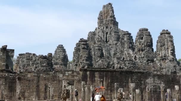 Szerzetes Más Turisták Sétálnak Bayon Khmer Templomban Angkor Wat Kambodzsában — Stock videók