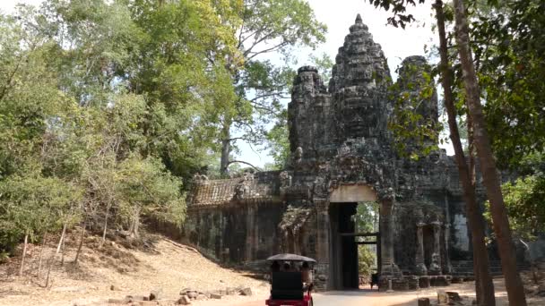 Tuk Tuk Traverse Une Des Portes Angkor Wat Cambodge — Video