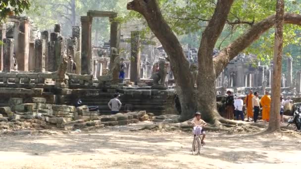 Monje Otros Turistas Alrededor Del Templo Bayon Khmer Angkor Wat — Vídeos de Stock