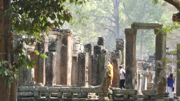 アンコールワット カンボジアのバイヨン クメール寺院の僧侶 — ストック動画