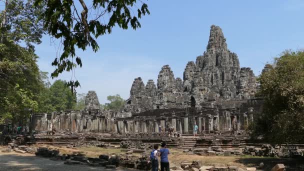 アンコールワット カンボジアのバイヨン クメール寺院から写真を撮る観光客 — ストック動画