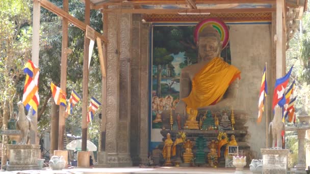 Nahaufnahme Von Einem Tempel Mit Einem Großen Buddha Und Fahnen — Stockvideo