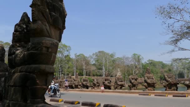 Motorrad Und Fahrräder Einer Brücke Angkor Wat Kambodscha — Stockvideo