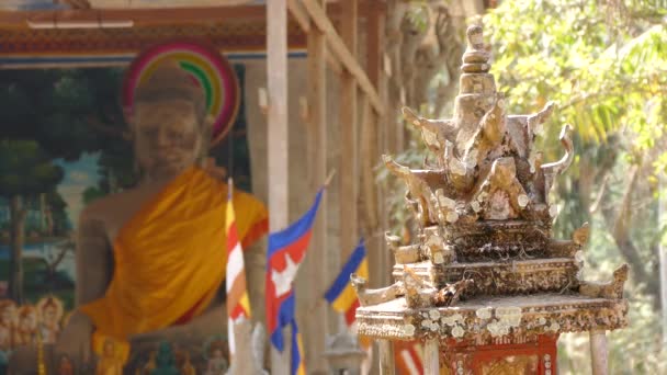 Cerca Una Casa Spirit Frente Templo Con Gran Buddha Banderas — Vídeo de stock