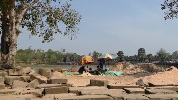Produkcja Cegieł Odbudowy Angkor Wat Cambodia — Wideo stockowe