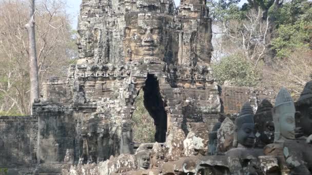 Αγάλματα Και Πύλη Στην Angkor Wat Καμπότζη — Αρχείο Βίντεο