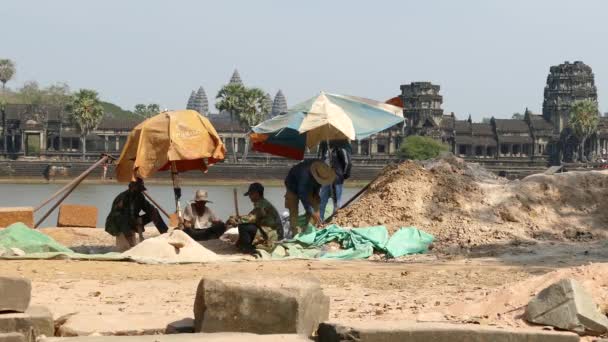 Nahaufnahme Von Arbeitern Die Ziegel Angkor Wat Kambodscha Herstellen — Stockvideo