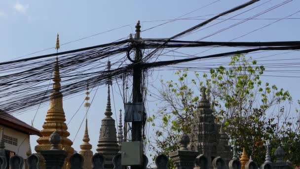 背景に寺院と電線プノンペンカンボジア — ストック動画