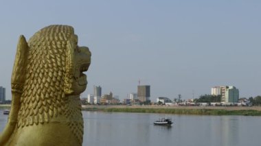 Tonle Sap Nehri 'nden Phnom Penh Kamboçya' da altın bir heykeli olan zaman aşımı.
