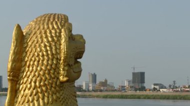 Phnom Penh Kamboçya 'nın nehir kıyısındaki altın heykel