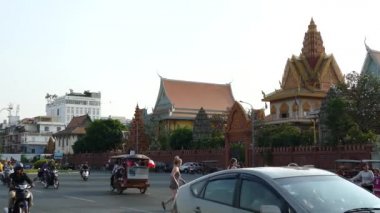 Phnom Penh Kamboçya 'nın nehir kıyısında Wat Ounalom çevresinde yoğun trafik var.